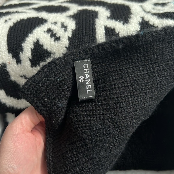 Chanel scarf and hat set - Picture 3 of 8